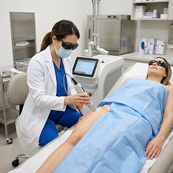 Лазерная эпиляция зоны бикини диодным лазером WingDerm в Perfect Clinic СПб