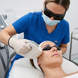 IPL-фотоомоложение лица на аппарате Venus Versa в Perfect Clinic СПб